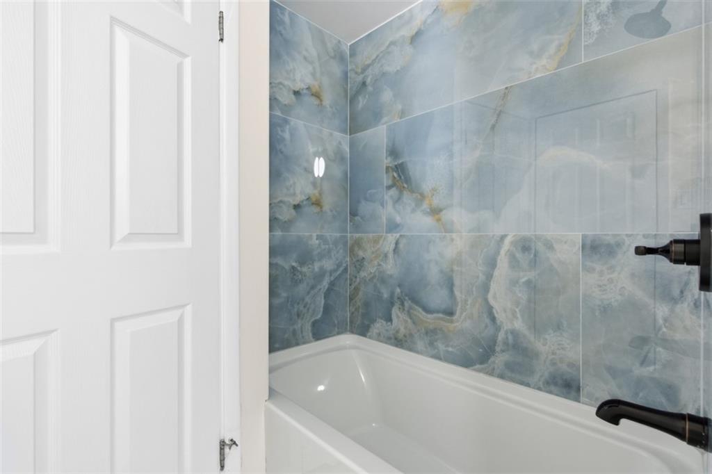 13 Marchmont Street Pittsburgh, PA 15205 - Photo 20 of 29 a bathroom with a bathtub