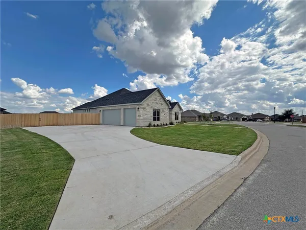 a view of a house with a big yard
