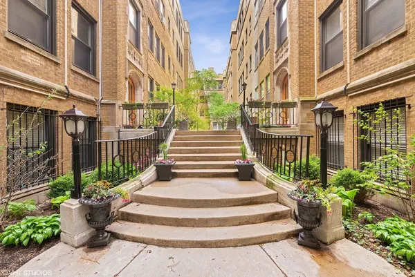 $325,000 | 640 West Waveland Avenue, Unit 2F, Chicago, IL 60613