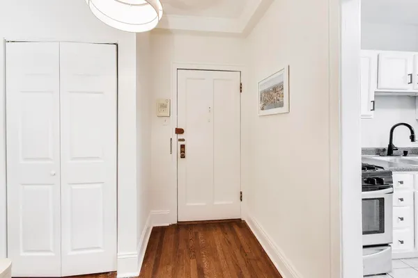 $325,000 | 640 West Waveland Avenue, Unit 2F, Chicago, IL 60613