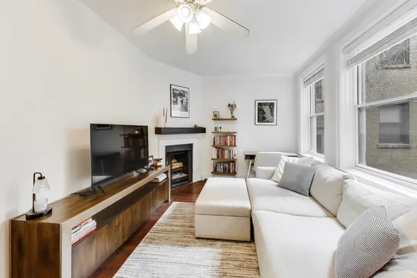 $325,000 | 640 West Waveland Avenue, Unit 2F, Chicago, IL 60613