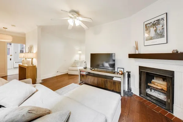 $325,000 | 640 West Waveland Avenue, Unit 2F, Chicago, IL 60613