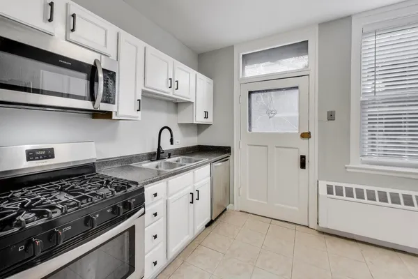$325,000 | 640 West Waveland Avenue, Unit 2F, Chicago, IL 60613