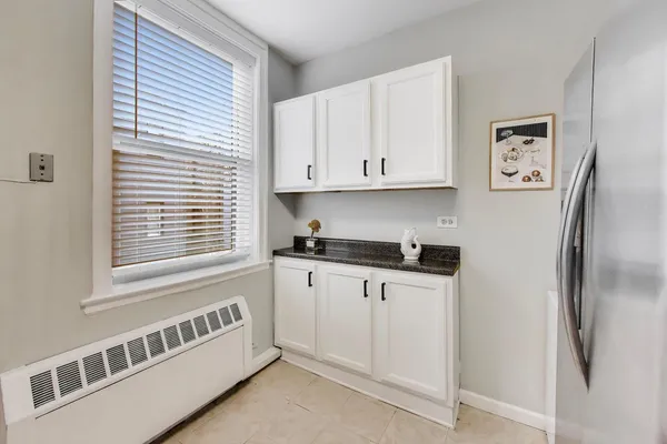 $325,000 | 640 West Waveland Avenue, Unit 2F, Chicago, IL 60613