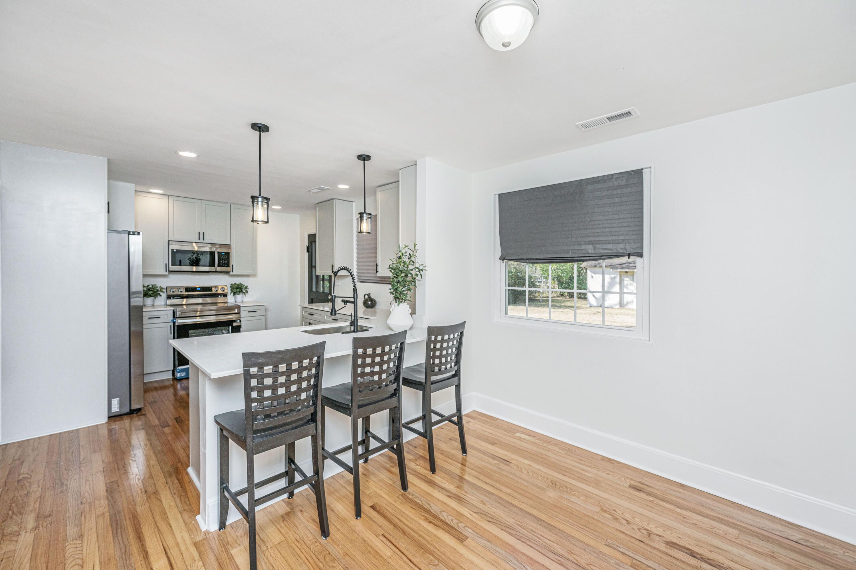 1010 Holcombe Road Hanahan, SC 29410 - Photo 4 of 26 1010HolcombeRd014