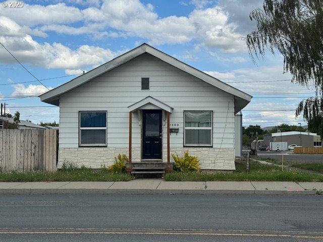 2800 10th Street Baker City, OR 97814 - Photo 2 of 23 a front view of a house with a yard and garage