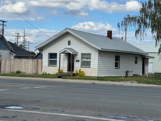 2800 10th Street Baker City, OR 97814 - Photo 3 of 23 a front view of a house with a yard