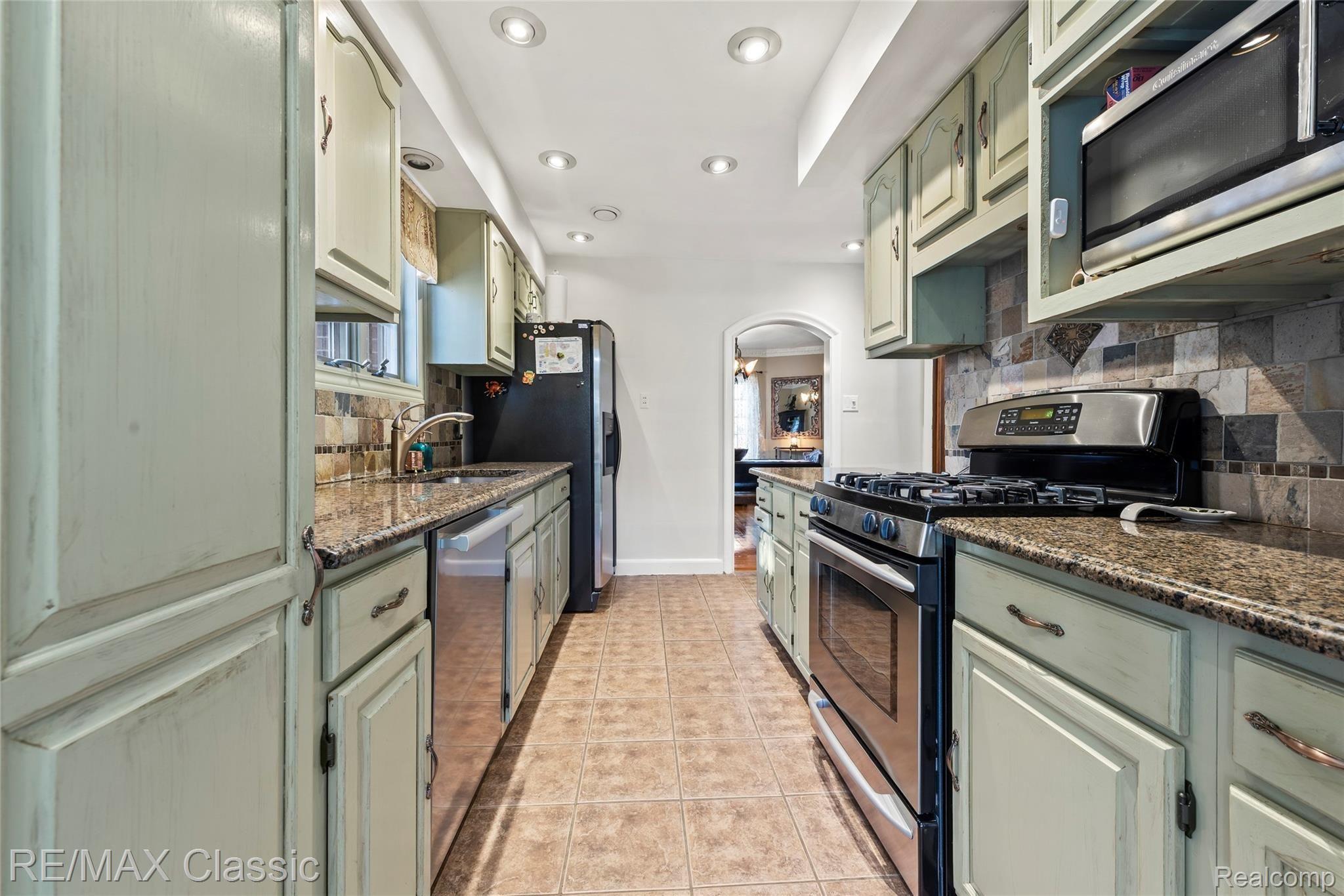 1241 Bishop Road Grosse Pointe, MI 48230 - Photo 15 of 47 Hommati.com-1241_Bishop_Rd_MI-11-24-2021-17