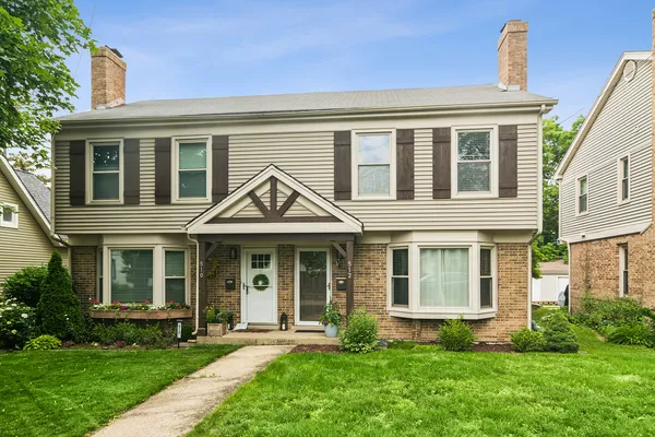 $339,000 | 512 East Russell Street, Barrington, IL 60010
