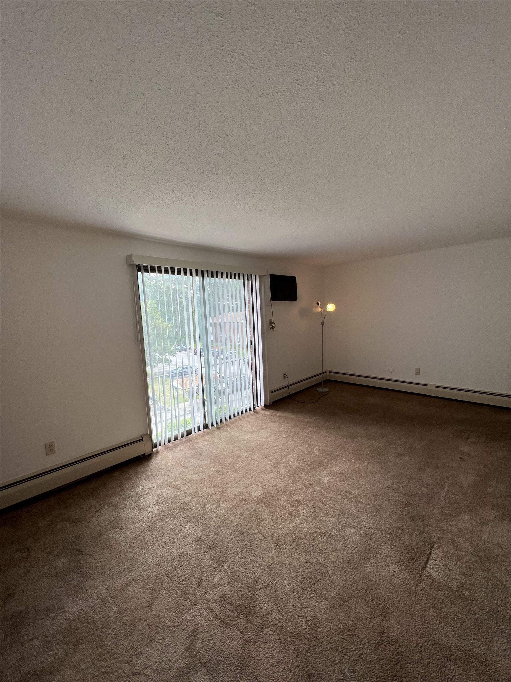 109 English Village Road, Unit 302 Manchester, NH 03102 - Photo 4 of 9