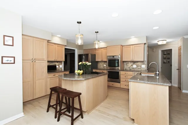 $715,000 | 933 Doral Drive, Bartlett, IL 60103