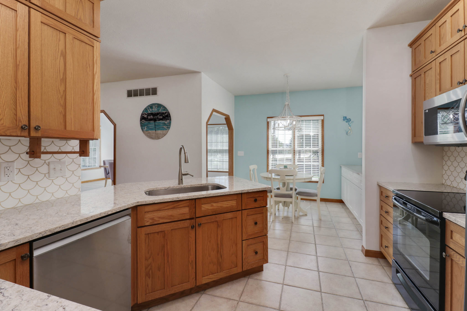 25 Spring Ridge Circle Bloomington, IL 61704 - Photo 8 of 46 Gallery Image 8