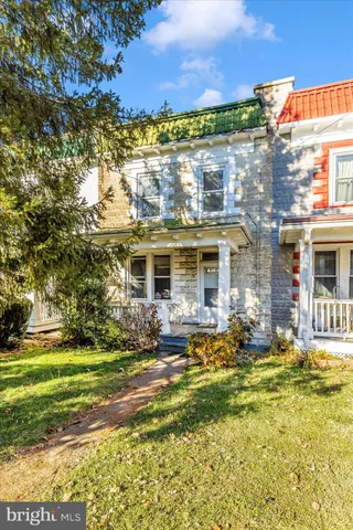a view of an house with swimming pool