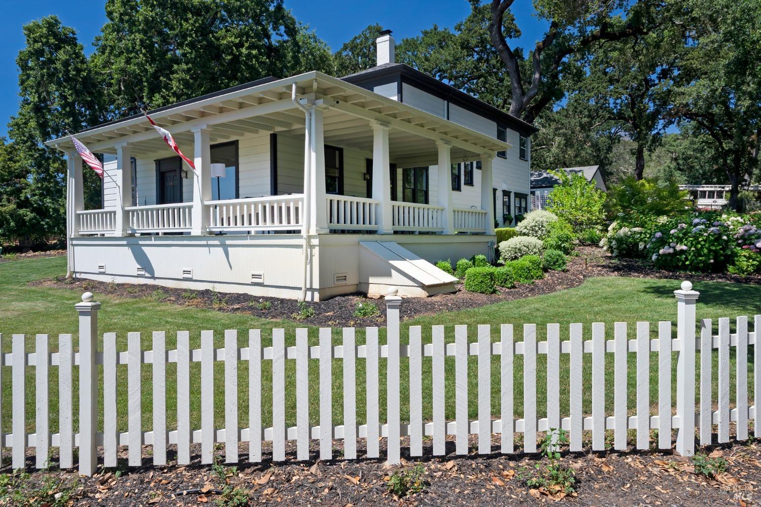 125 Cristo Lane Santa Rosa, CA 95409 - Photo 5 of 82 a front view of a house with a garden