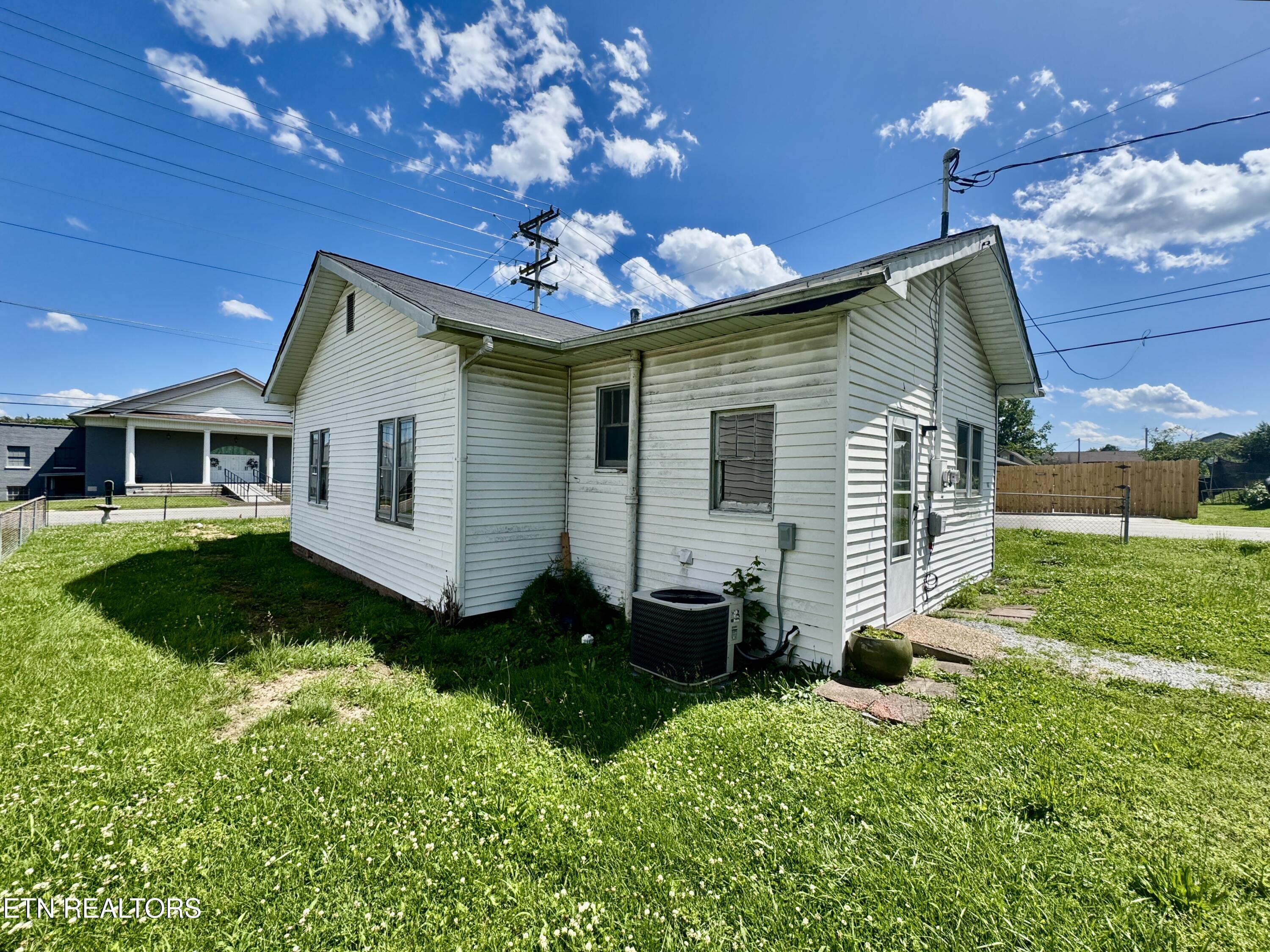 900 Fowler Street Clinton, TN 37716 - Photo 5 of 26 IMG_9503 2