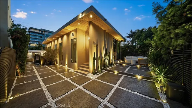 a view of a entrance of the house