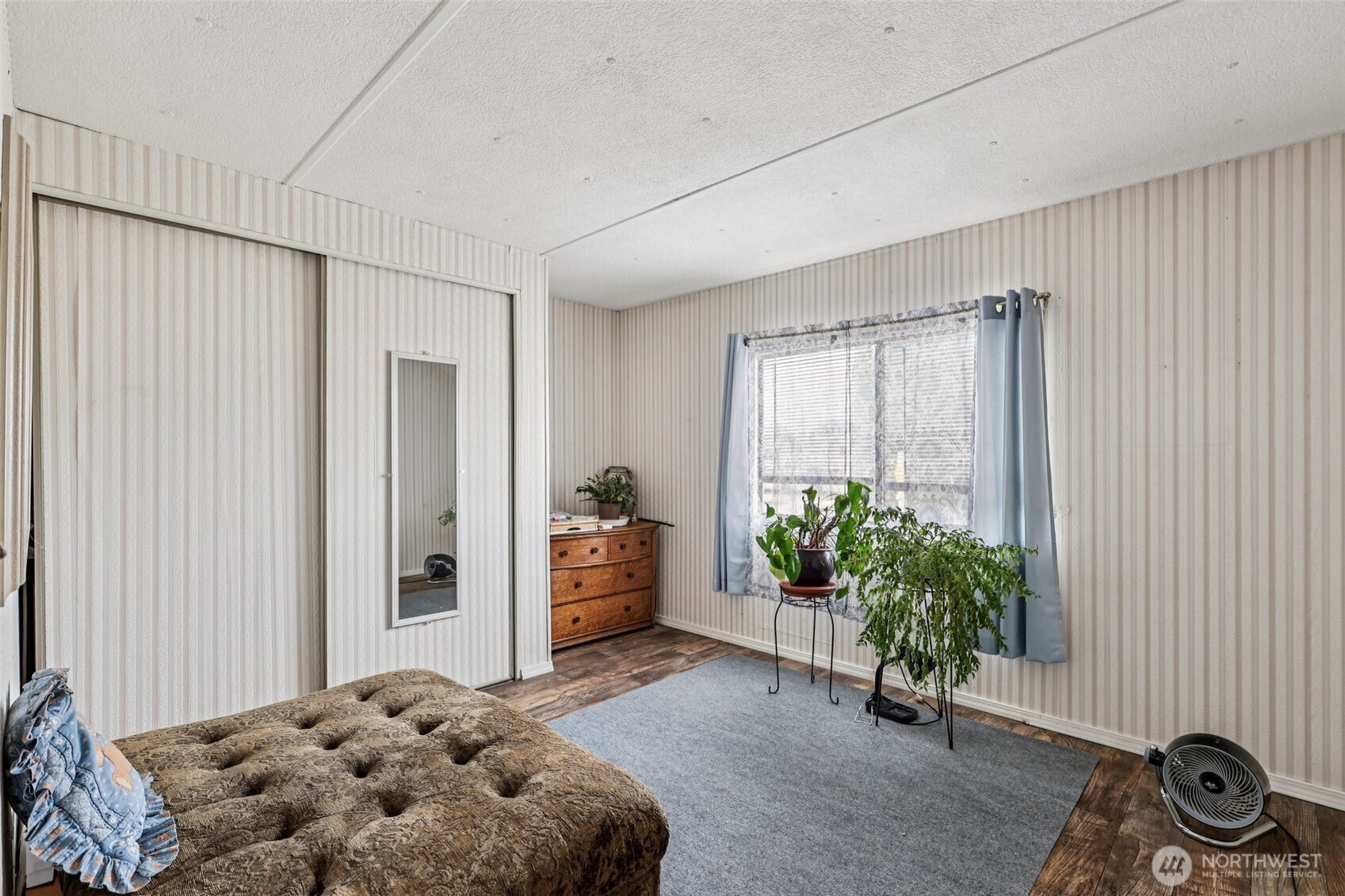 2522 Old Highway 99 South Road, Unit 19 Mount Vernon, WA 98273 - Photo 17 of 21 a bedroom with a bed and a potted plant