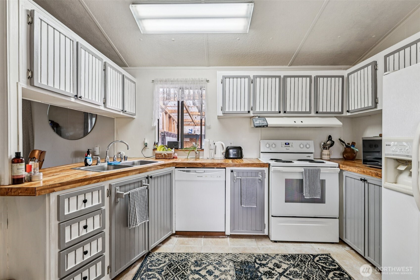 2522 Old Highway 99 South Road, Unit 19 Mount Vernon, WA 98273 - Photo 7 of 21 a kitchen with stainless steel appliances granite countertop a sink and cabinets