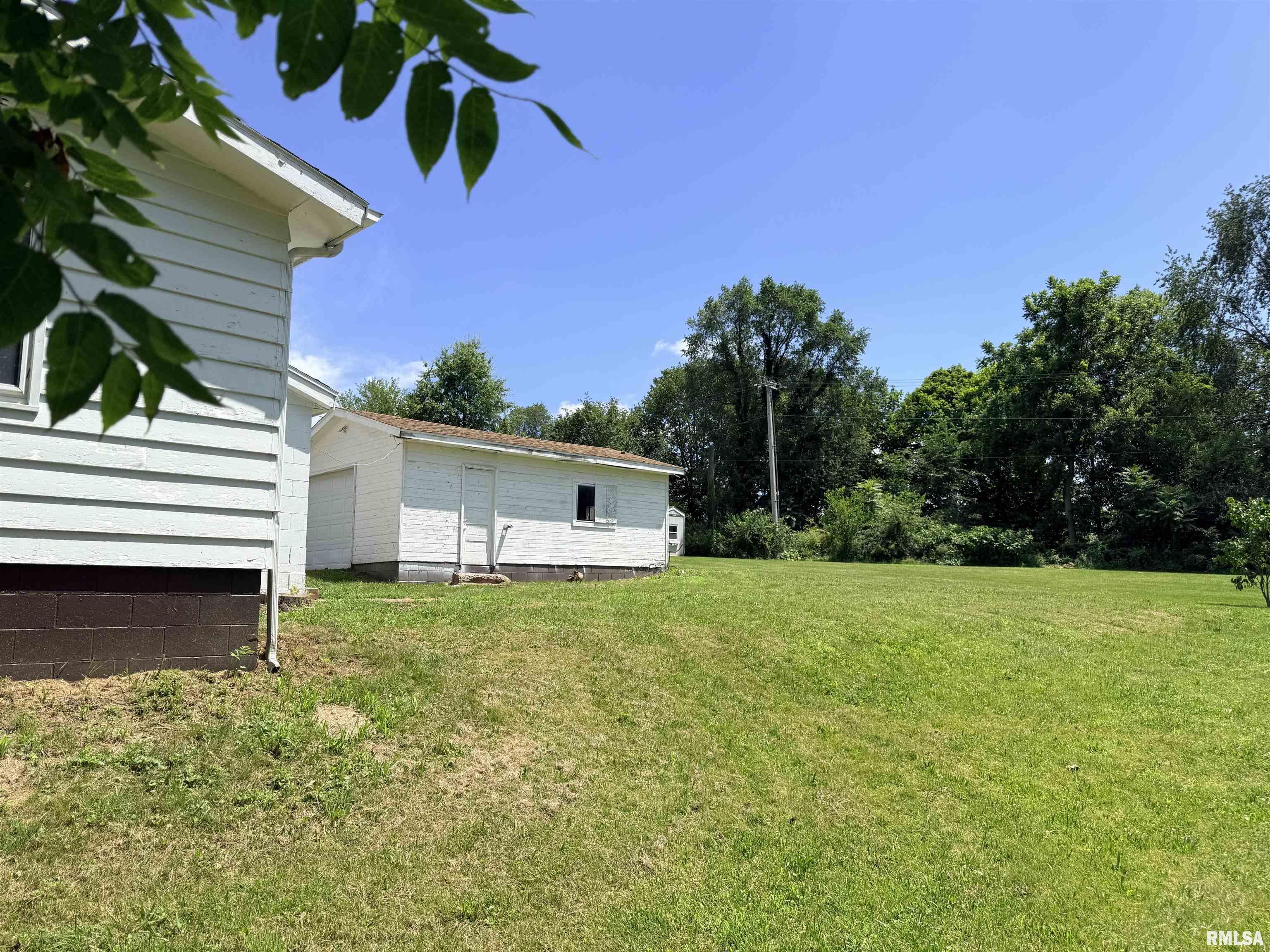 378 Fulton Place Canton, IL 61520 - Photo 3 of 18