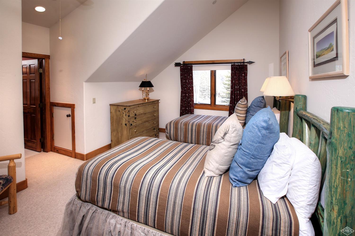 24 Clubhouse Circle Edwards, CO 81632 - Photo 9 of 17 a bedroom with a large bed and a window