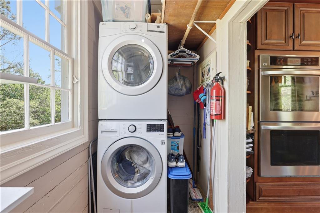 8075 Lakeview Road Statesboro, GA 30461 - Photo 21 of 46 a utility room with dryer and washer