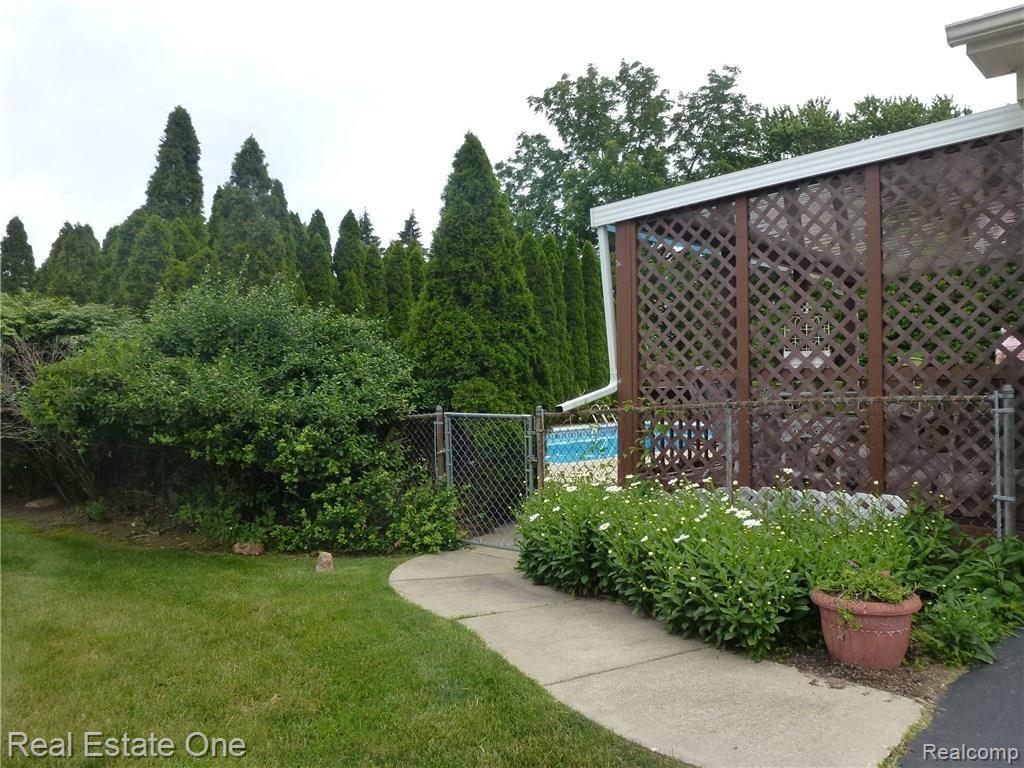 1544 Biggers Drive Rochester, MI 48309 - Photo 39 of 42 P1050870.JPG