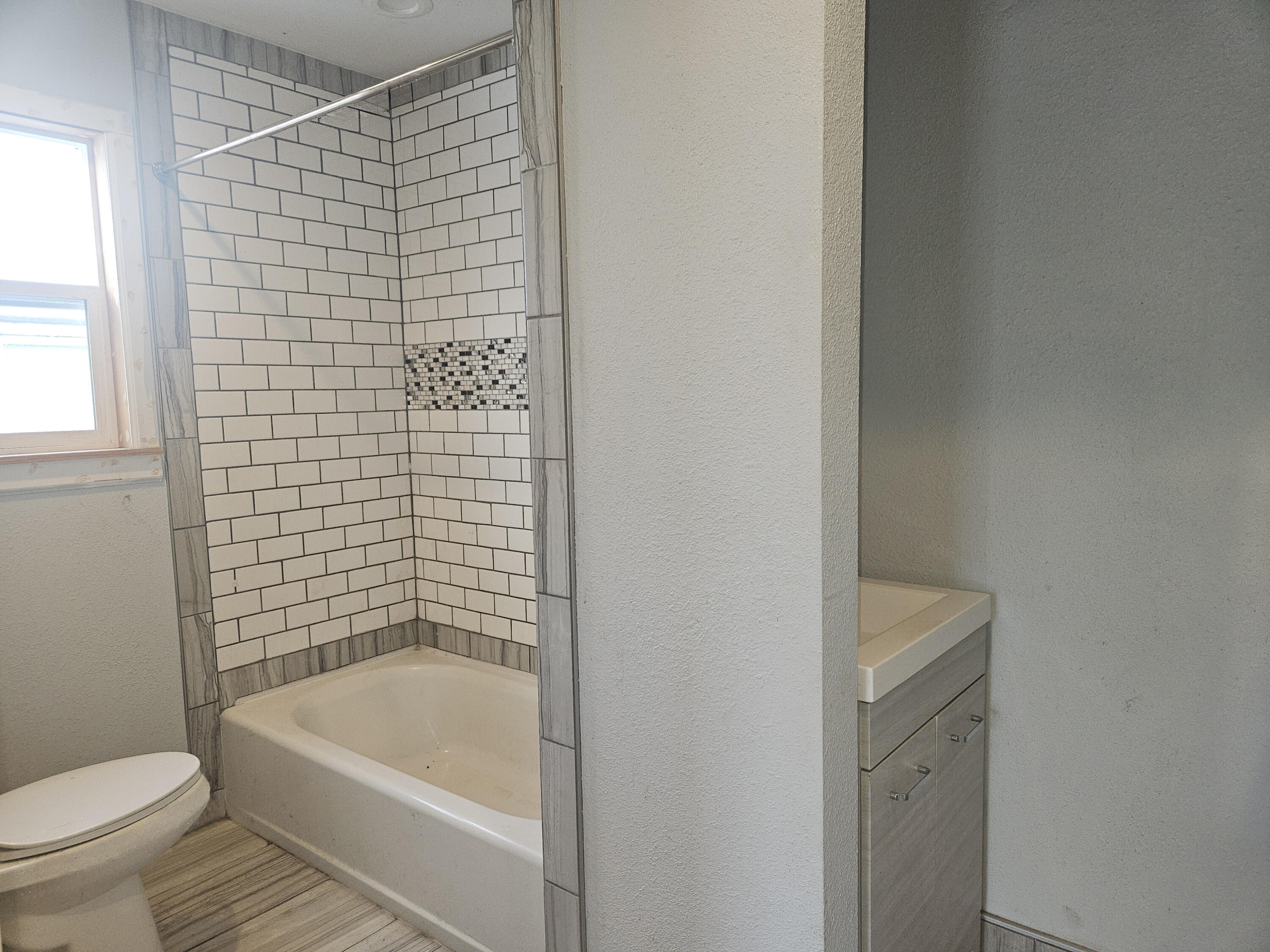 413 South H Street Lakeview, OR 97630 - Photo 8 of 17 8. Bathroom 2