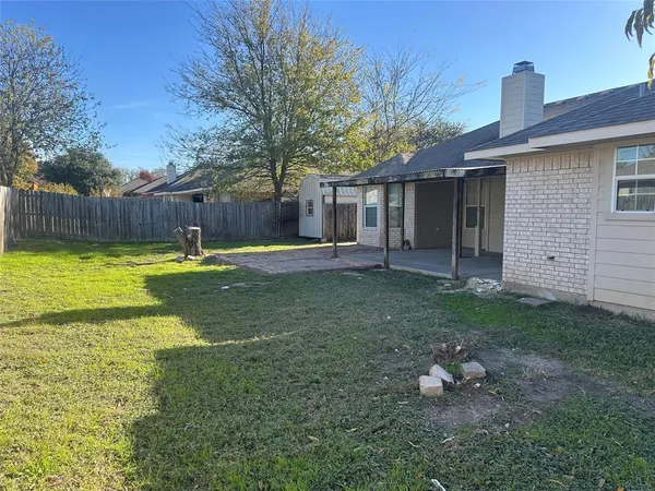 $335,500 | 208 Pearl Drive, Hewitt, TX 76643