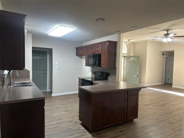 $394,500 | 208 Pearl Drive, Hewitt, TX 76643