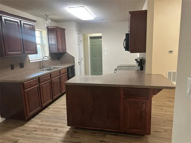 $394,500 | 208 Pearl Drive, Hewitt, TX 76643