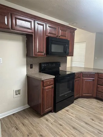 $335,500 | 208 Pearl Drive, Hewitt, TX 76643