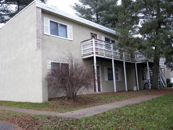 $900 | 545 Birchcrest Drive, Unit 4, River Falls, WI 54022