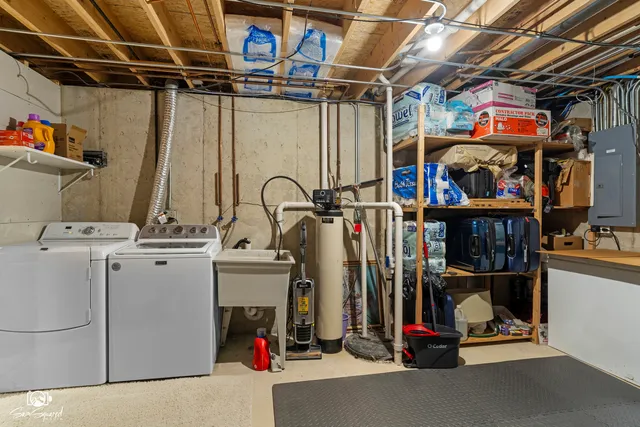 a view of backyard of the house