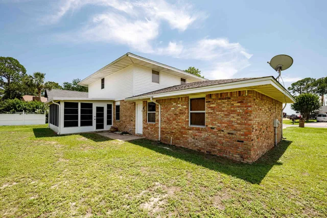a front view of house with yard and garage