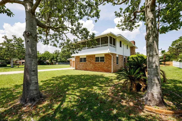 a view of a house with a yard