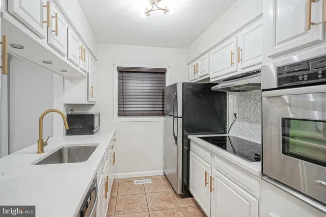 a view of a livingroom with an empty space