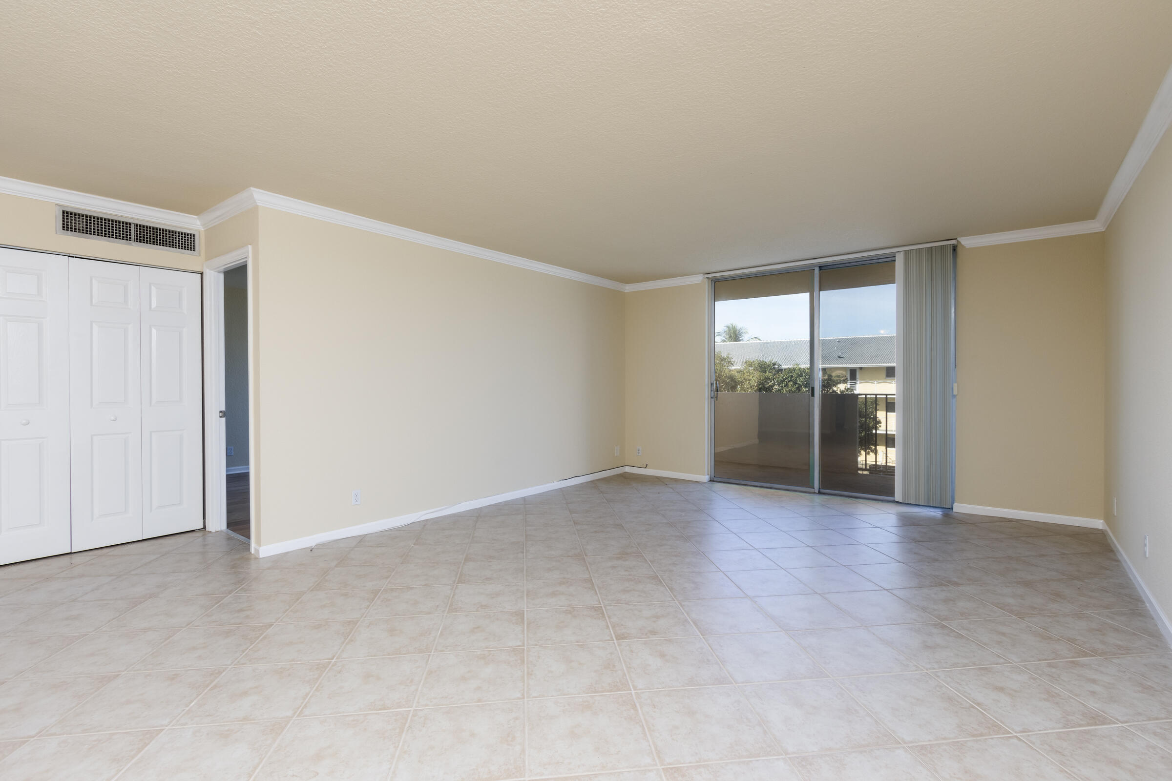 1000 Spanish River Road, Unit 4G Boca Raton, FL 33432 - Photo 20 of 51 Living Area