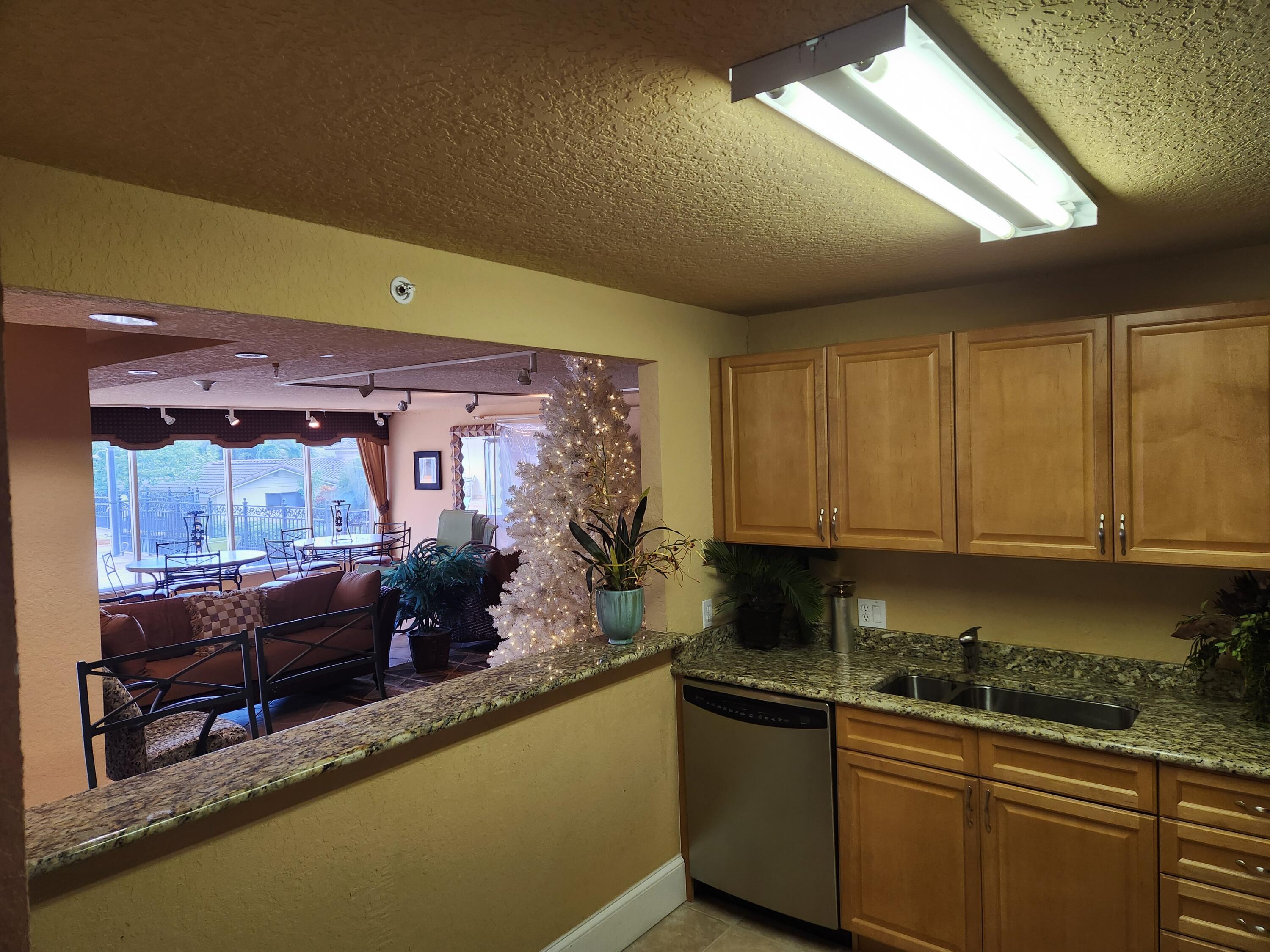 1000 Spanish River Road, Unit 4G Boca Raton, FL 33432 - Photo 43 of 51 Community Kitchen