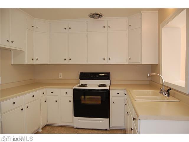 401 Lindley Road Greensboro, NC 27410 - Photo 4 of 16 Kitchen.