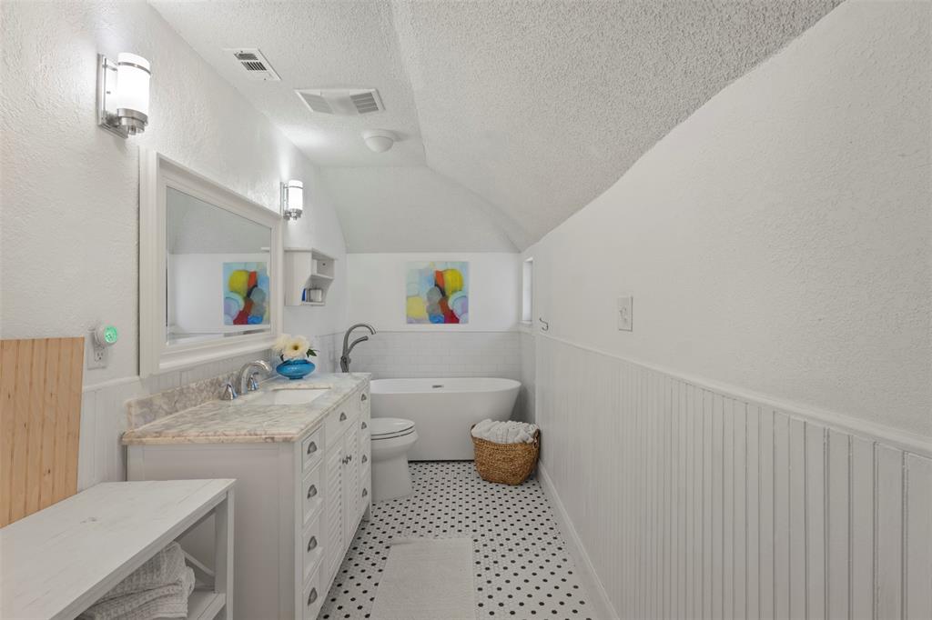 7090 Maple Street Frisco, TX 75033 - Photo 33 of 40 2nd floor guest bathroom