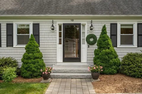 $949,000 | 10 James Road, Hanover, MA 02339
