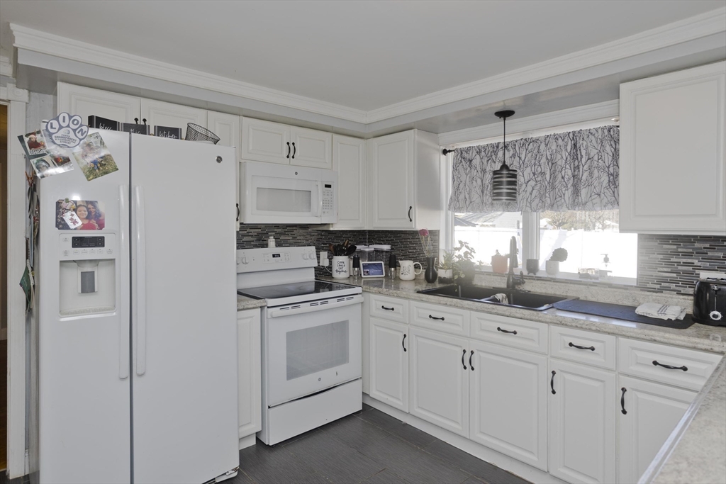 1722 Carew Street Springfield, MA 01104 - Photo 11 of 28 Gallery Image 11