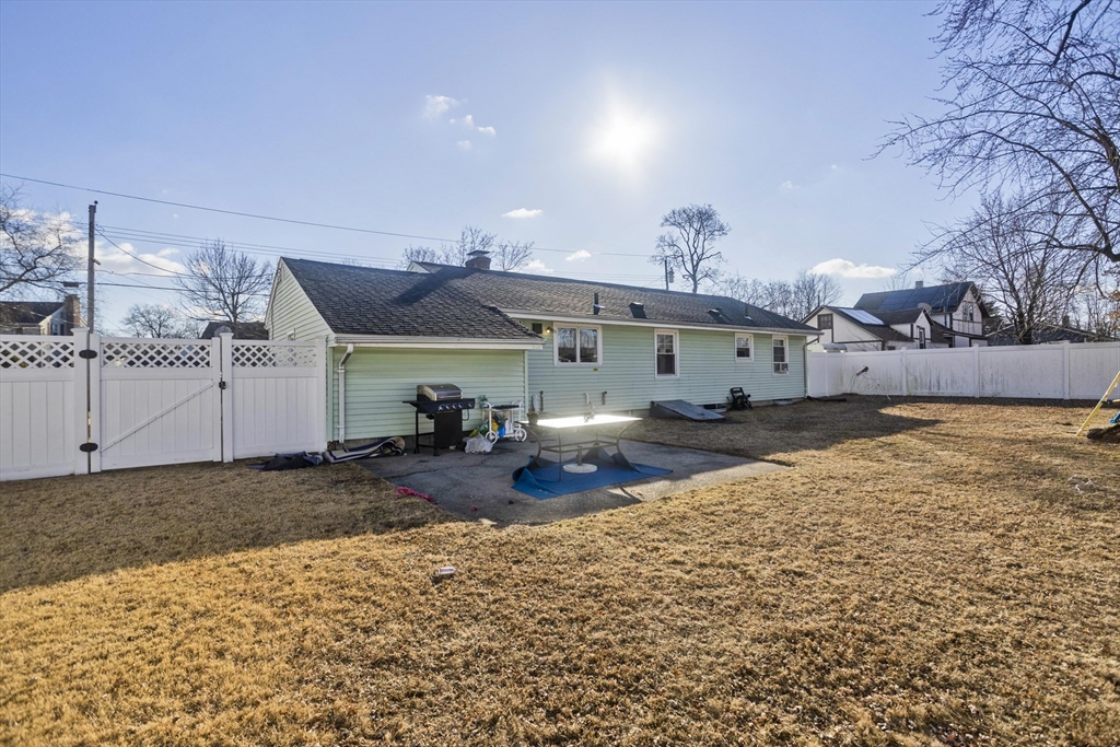 1722 Carew Street Springfield, MA 01104 - Photo 3 of 28 Gallery Image 3