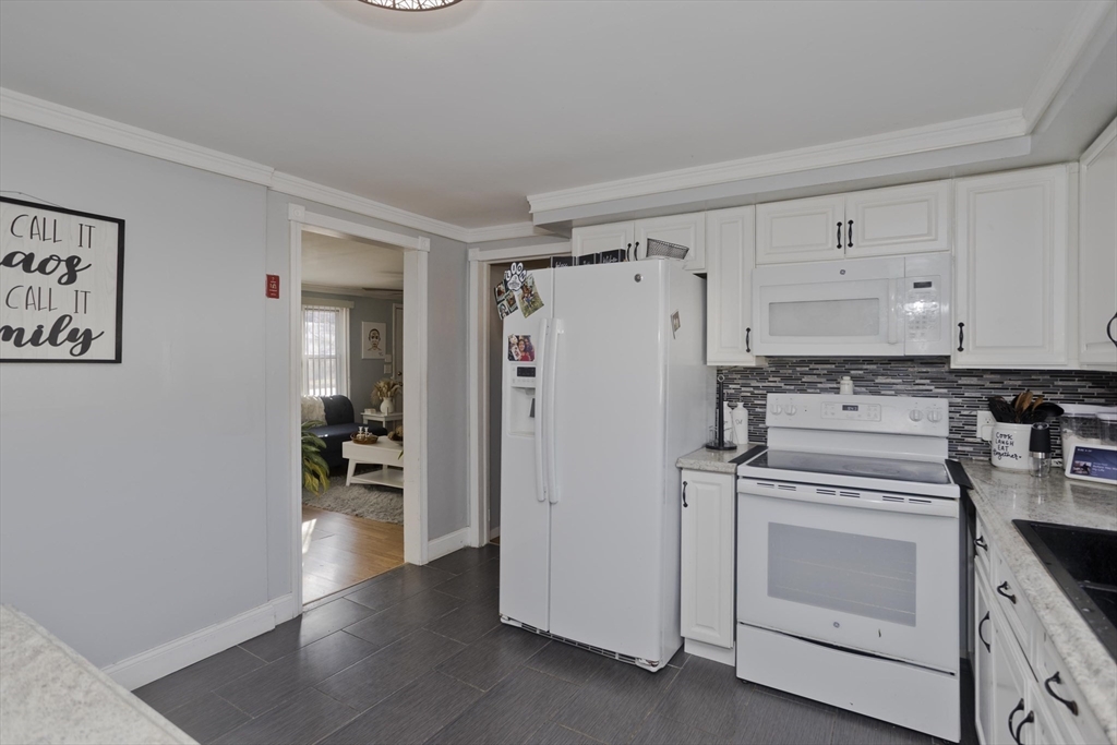 1722 Carew Street Springfield, MA 01104 - Photo 8 of 28 Gallery Image 8