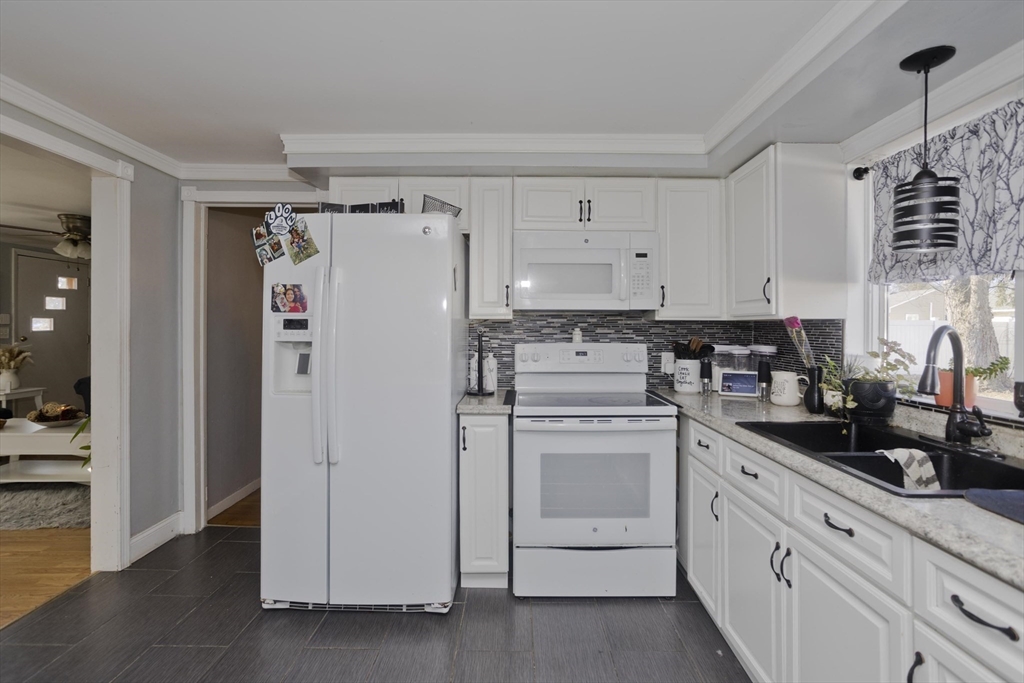 1722 Carew Street Springfield, MA 01104 - Photo 9 of 28 Gallery Image 9