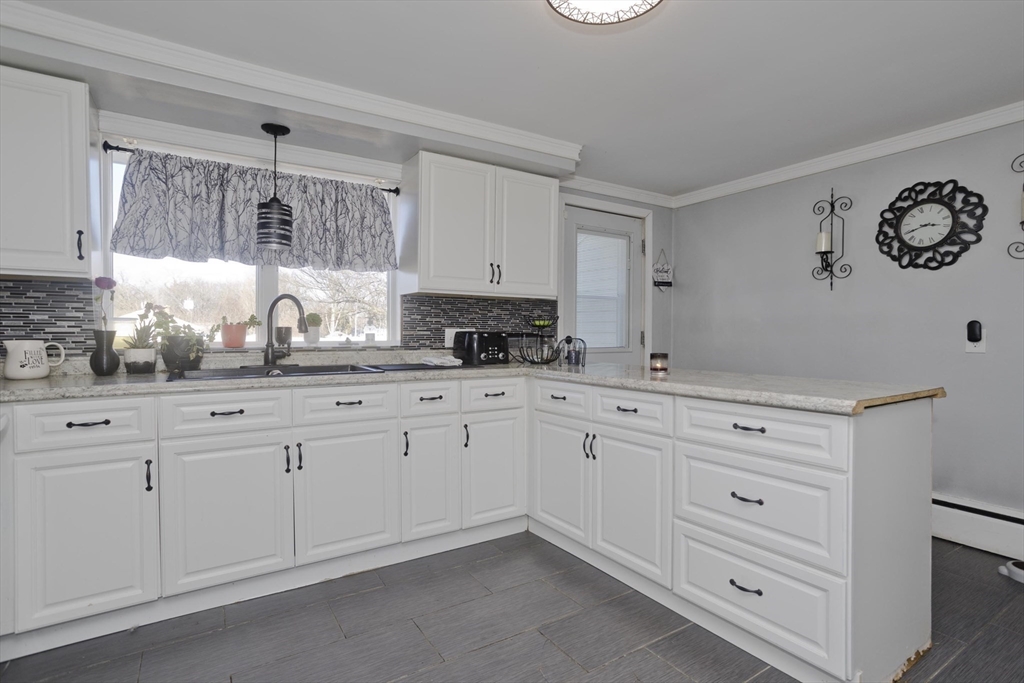 1722 Carew Street Springfield, MA 01104 - Photo 10 of 28 Gallery Image 10