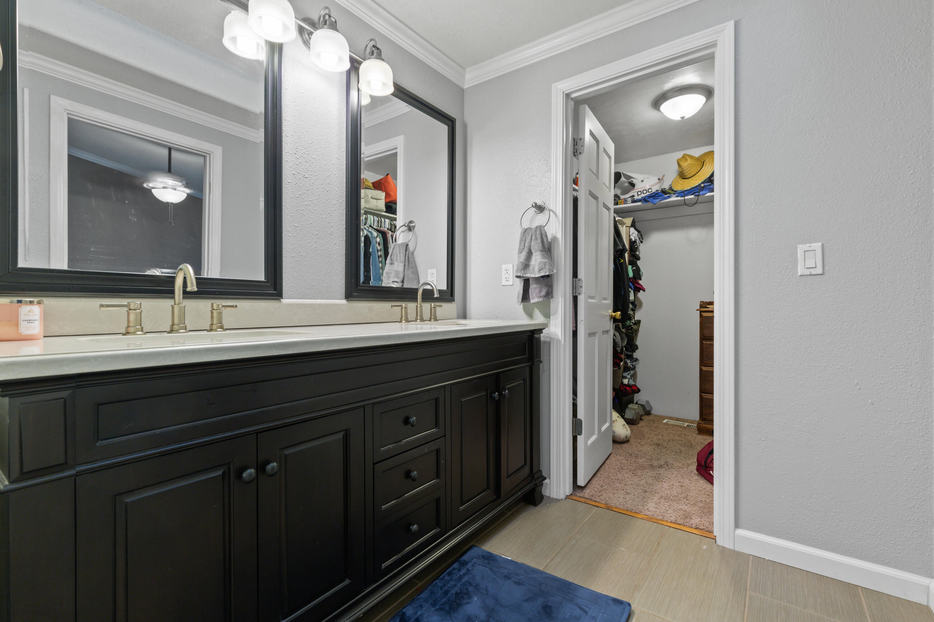 3044 Delta Waters Road Medford, OR 97504 - Photo 18 of 30 Duel vanity, walk-in closet