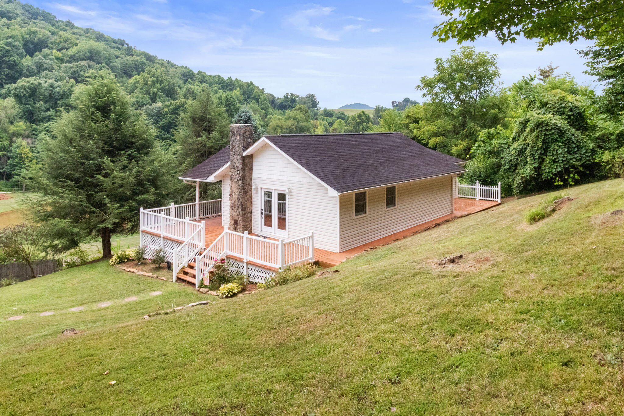 187 Muddy Branch Road Elizabethton, TN 37643 - Photo 2 of 18 16-web-or-mls-IMG_9026