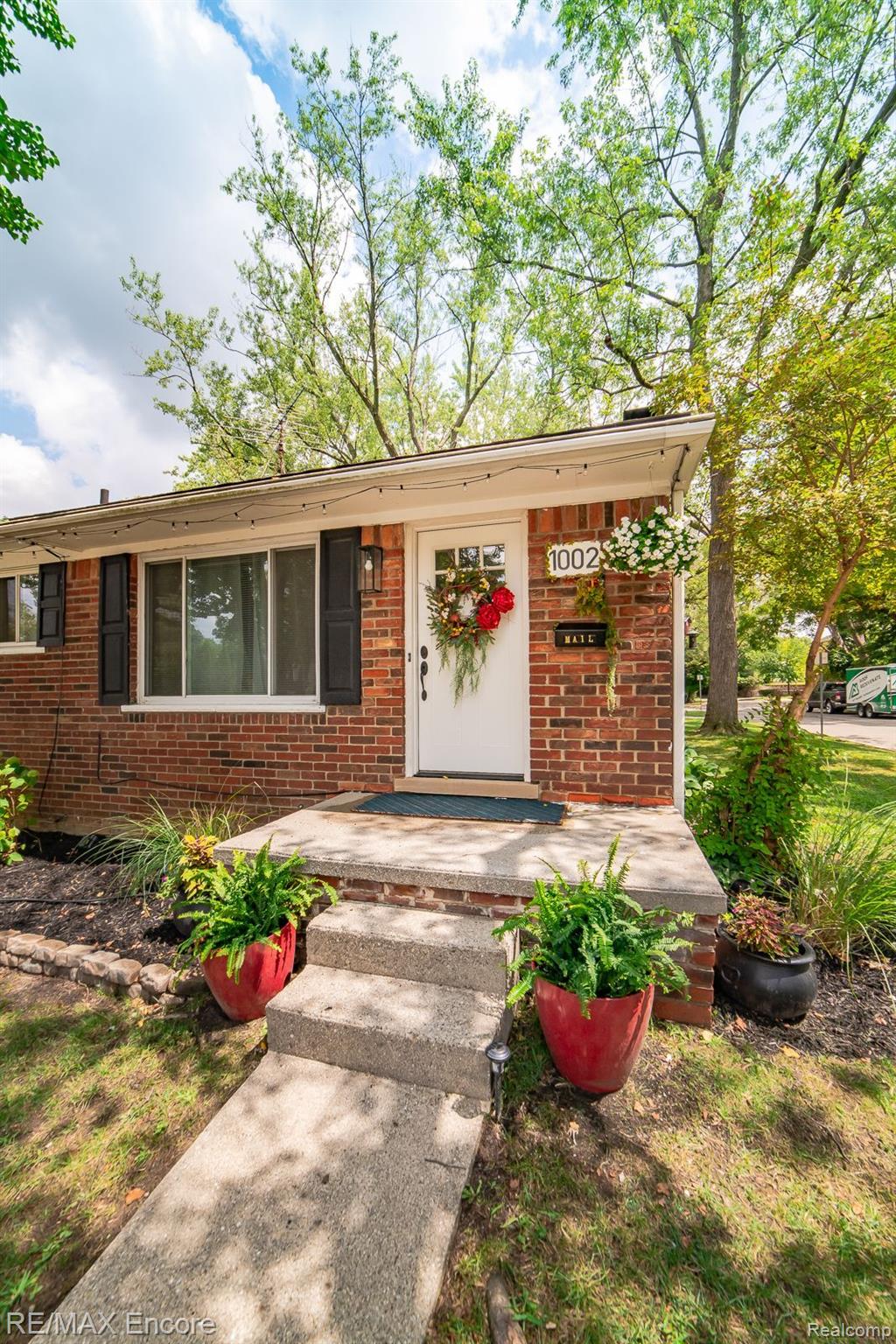 1002 Mahaffy Avenue Rochester, MI 48307 - Photo 4 of 41 Gallery Image 4