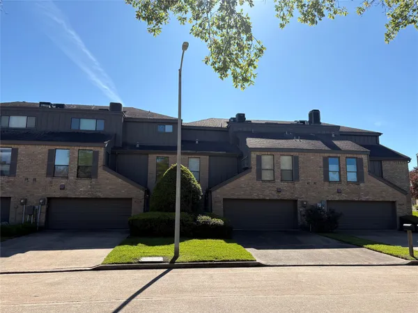 $2,900 | 18210 Bal Harbour Drive, Nassau Bay, TX 77058